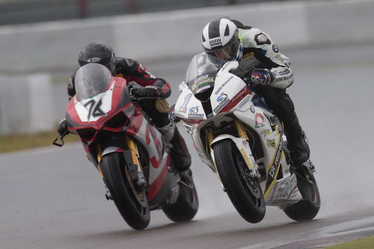 Markus Reiterberger im Kampf mit Max Neukirchner (76)