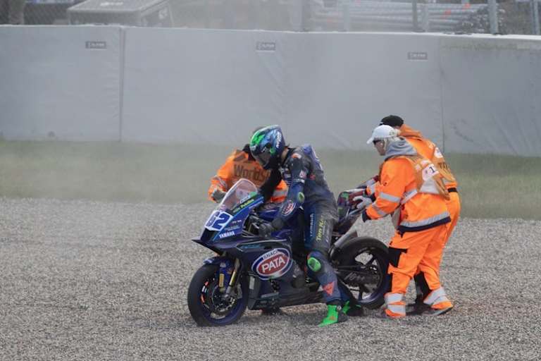 Stefano Manzi rutschte in Führung liegend aus