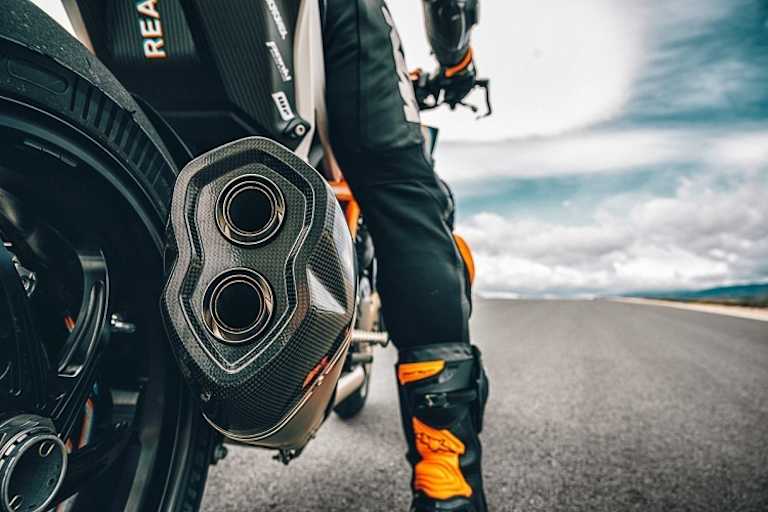 Wer zu spät kam, dem bleibt nur der Blick in die Röhre - im Falle der KTM 1290 Super Duke RR ist diese mit einer Karbon Endkappe versehen
