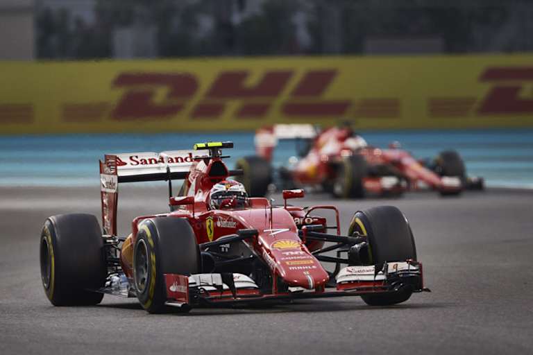 Ferrari 2015: Kimi Räikkönen vor Sebastian Vettel in Abu Dhabi mit ihren SF15-T