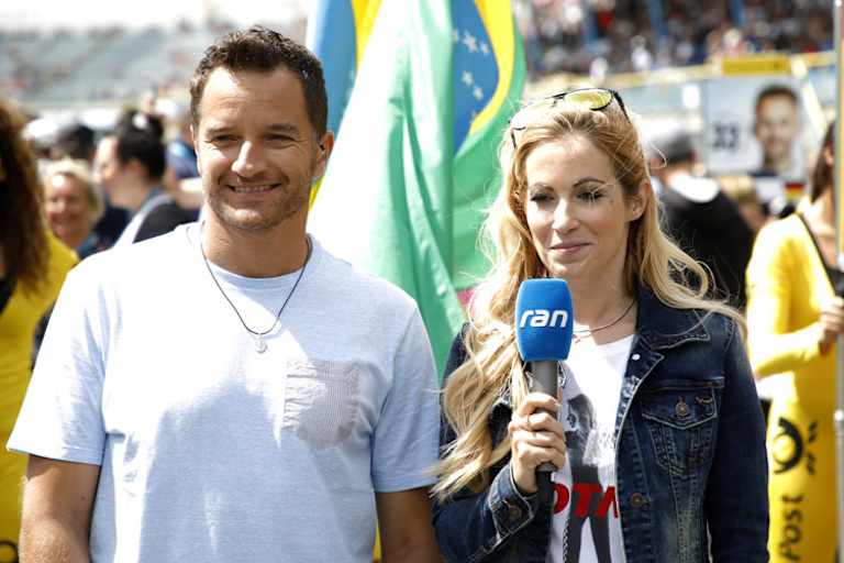 Timo Scheider mit Moderatorin Andrea Kaiser