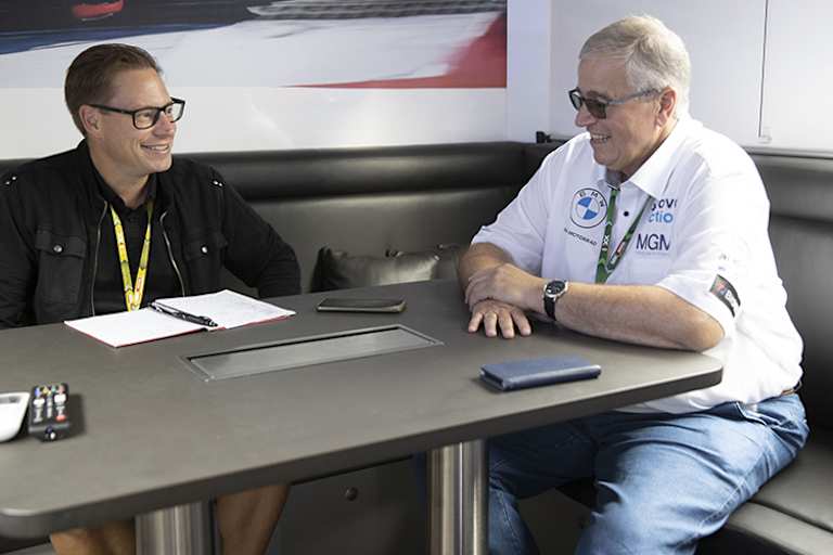 Bonovo-Chef Jürgen Röder (re.) im Gespräch mit Speedweek-Redakteur Ivo Schützbach