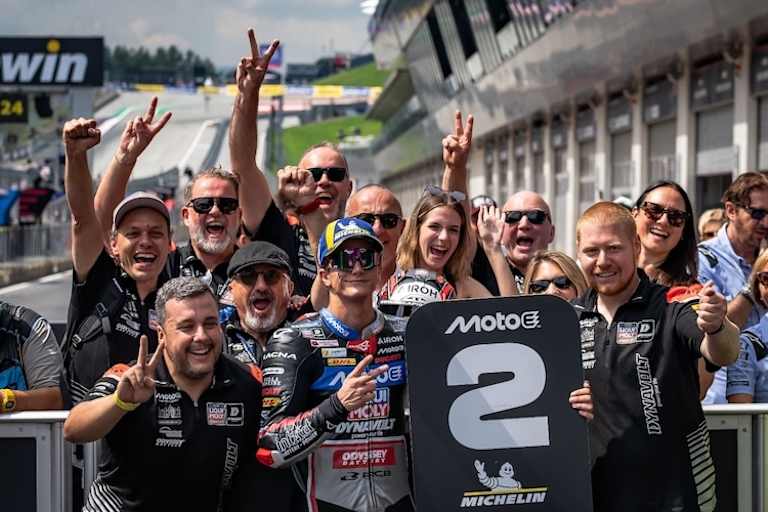 Weltmeister Hector Garzo mit der Mannschaft von Dynavolt Intact GP