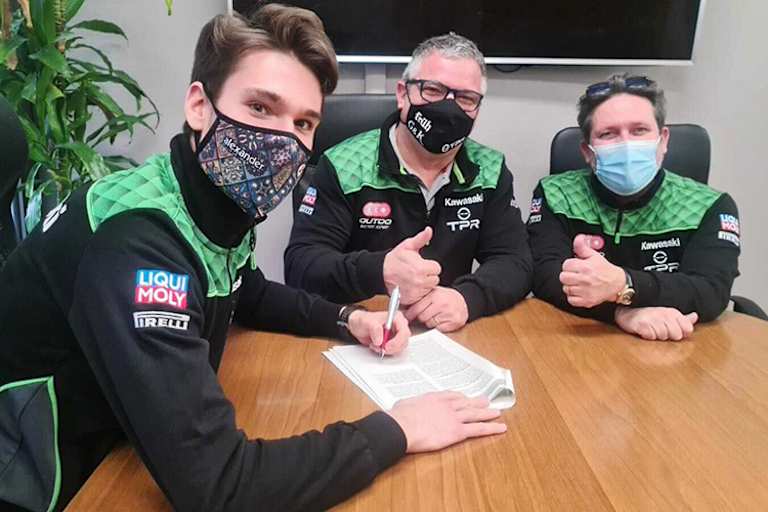 Cavalieri (li.) mit Teamchef Lucio Pedercini (Mitte)