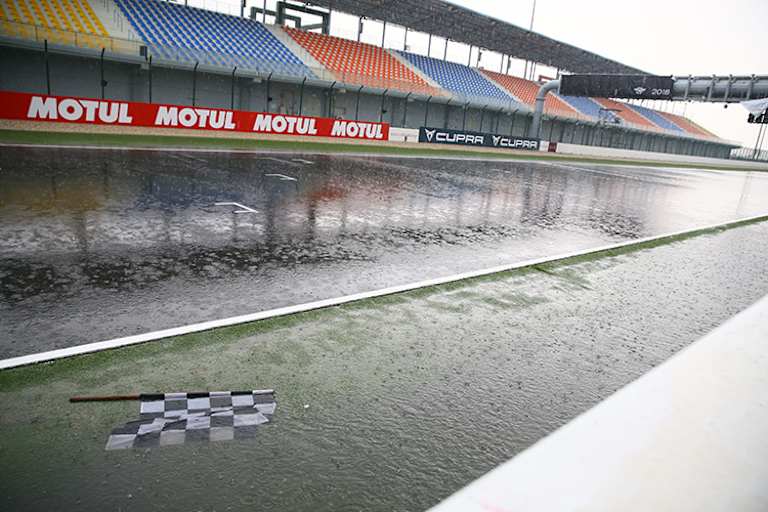 Losail Circuit: Alles steht unter Wasser