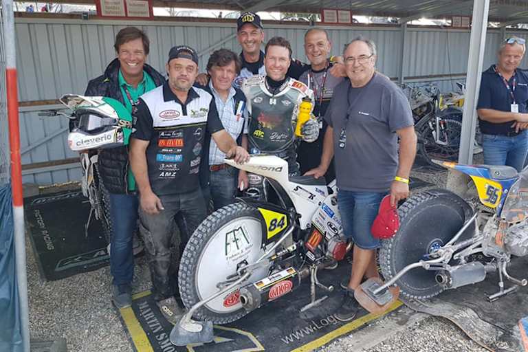 Sieger Martin Smolinski mit seinem Team