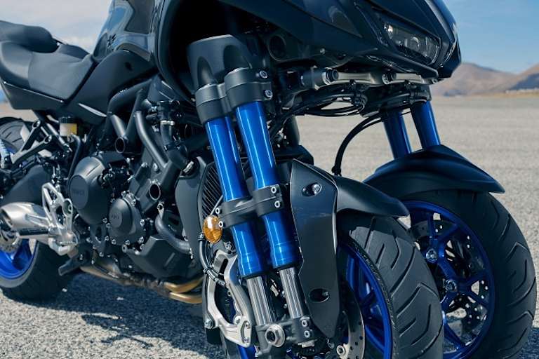 Insgesamt vier USD-Gabelholmen, von drei Querlenkern parallel geführt