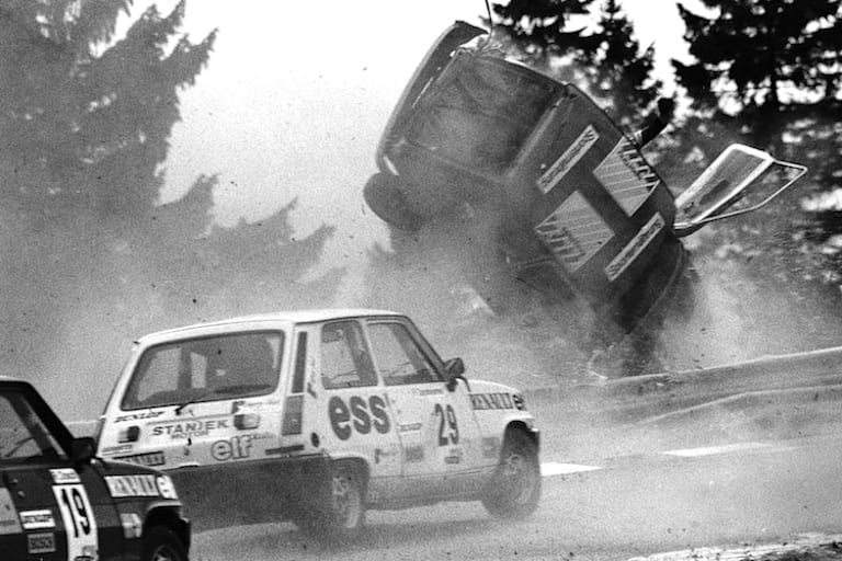 Das Unheil nimmt seinen Lauf, der Renaul 5 von Robert Lünsmann fliegt über die Leitplanke