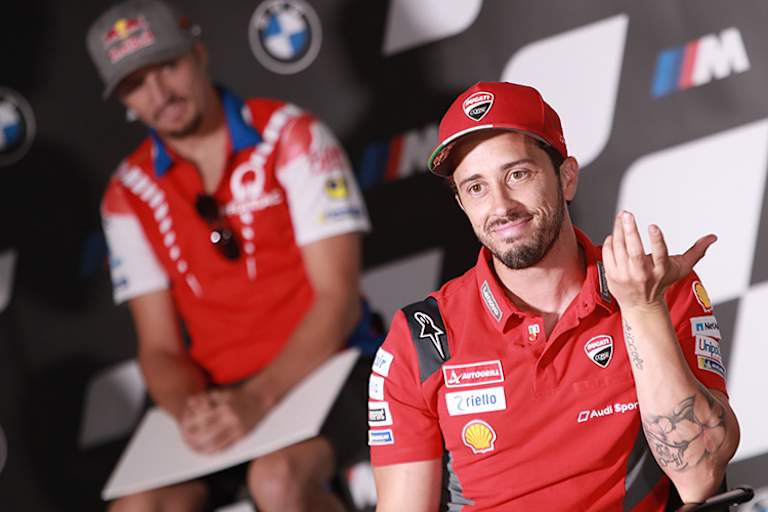 Andrea Dovizioso (re.) rätselt über die KTM