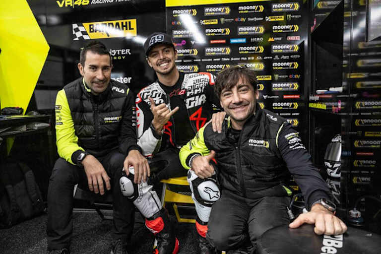 Fabio Di Giannantonio zwischen Crew-Chief David Muñoz (links) und VR46-Teammanager Pablo Nieto
