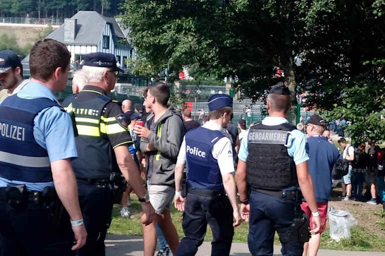 Die Polizei zeigt Präsenz mit Beamten aus verschiedenen Ländern