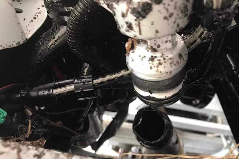 Horrorbild auf der Website www.bmwfatalflaw.com: Ausgerissene Verpressung an Vorderradführung