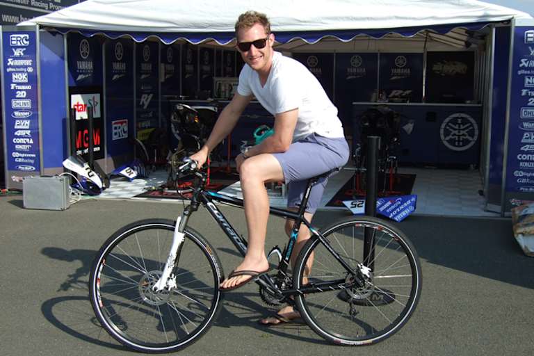 Der Australier testet mit dem Yamaha-Team Dunlop-Reifen