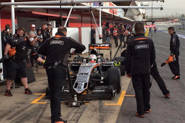 Am ersten Testtag sitzt der junge Alfonso Celis am Lenkrad