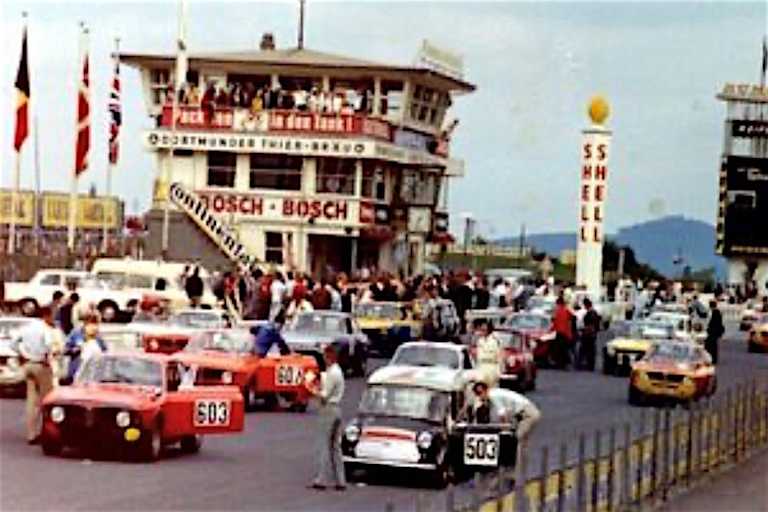 Erste Startreihe der 1,3 Liter-Klasse mit Mini-Pilot Schmarje bei einem Meisterschaftslauf 1968 am Nürburgring 