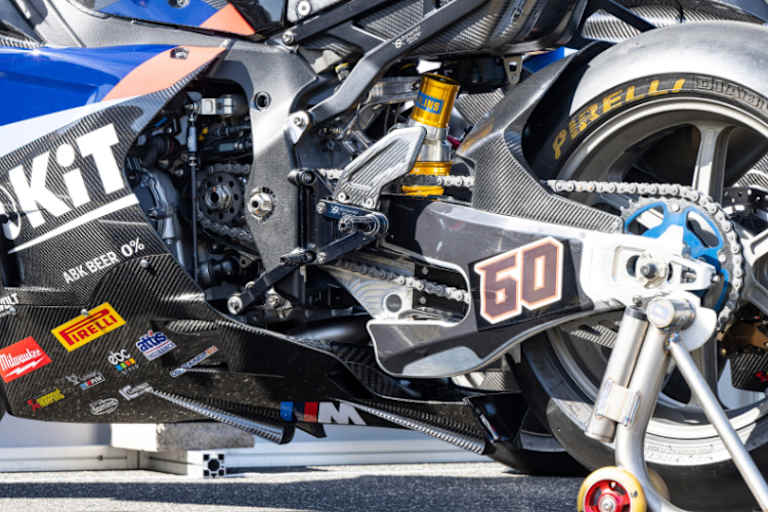 Die Finnen an der Ölwanne verringern den Luftwiderstand