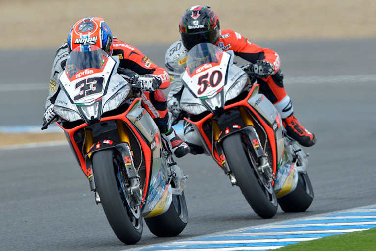 Ein Sinnbild: Marco Melandri vor Sylvain Guintoli