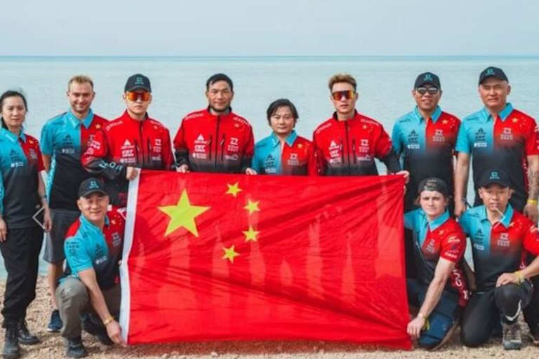 Teamfoto des Kove Dakar Teams: In der Mitte Firmengründer Zhang Xue