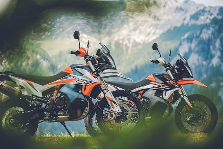 KTM 890 Adventure R Rally (vorne) und 890 Adventure R