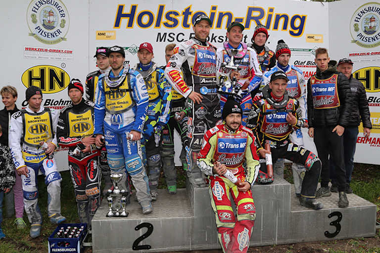 Die siegreichen Landshuter oben auf dem Podest