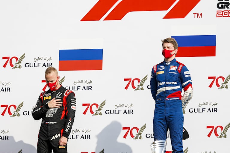 Nikita Mazepin und Robert Shwartzman mit russischen Flaggen