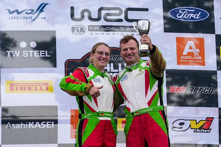 Ella mit Vater Armin Kremer beim Guppensieg in Neuseeland