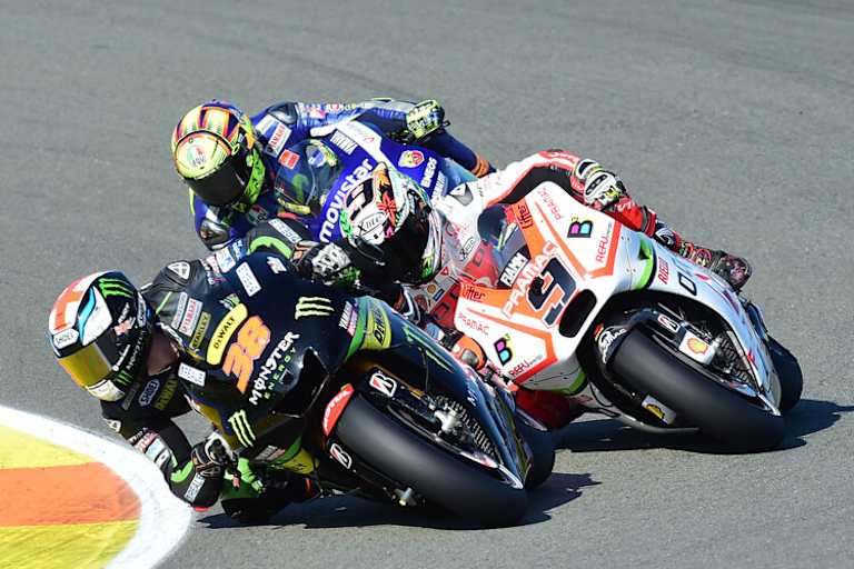 Bradley Smith vor Danilo Petrucci und Valentino Rossi