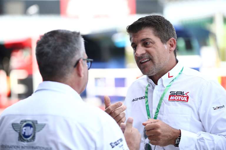 SBK-Chef Gregorio Lavilla (re.) mit einem Techniker der FIM