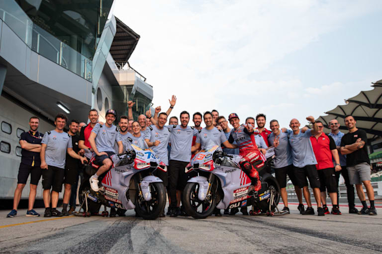 Familienfoto der Gresini-Truppe mit Alex und Marc Márquez