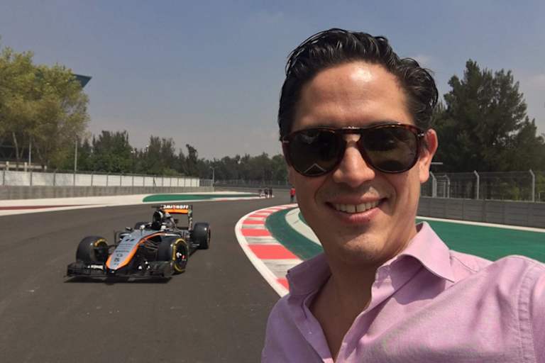 Marketing-Leiter Rodrigo Sanchez mit dem Wagen von Sergio Pérez