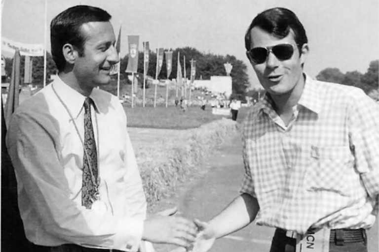 Schön, dass Sie da sind: Begrüßung des neuen Sprechers 1964 durch Rennleiter Leistner