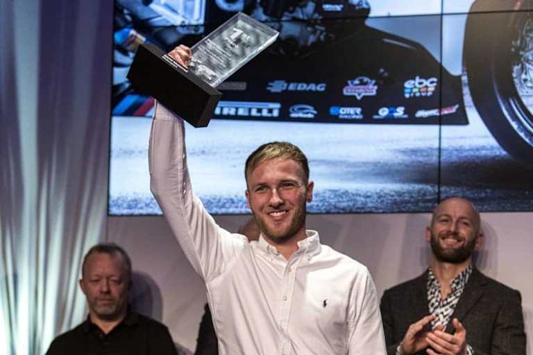 Trophy-Sieger Davey Todd, im Hintergrund Werner Daemen und Tom Sykes (re.)