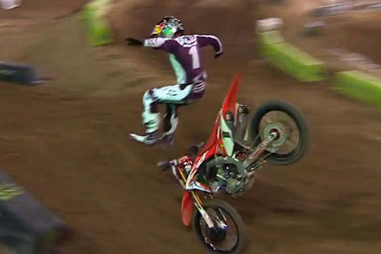 Roczen springt in Las Vegas von seinem Bike ab