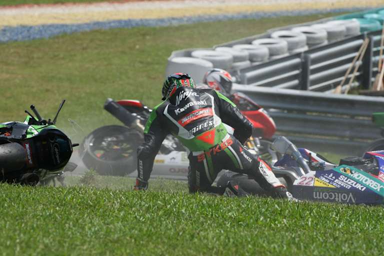Tom Sykes tat sich bei dem Sturz an der Hand weh
