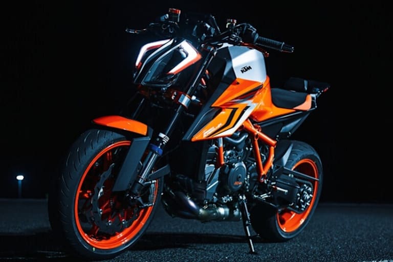 Sieht aber auch nicht schlecht aus: Die wesentlich preisgünstigere, nicht ganz so exklusive KTM 1290 Super Duke R Evo