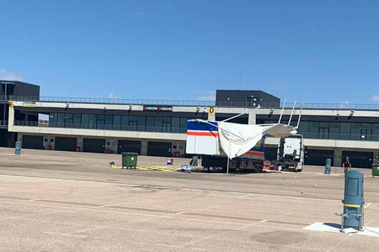 Das Vorzelt am 2R-Auflieger wurde weggeblasen