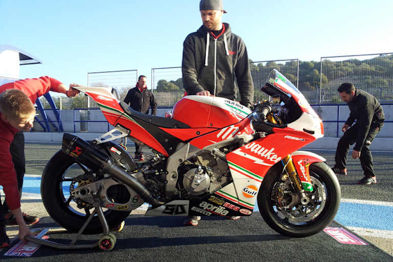 Auffällig: Das große Loch in der Schwinge