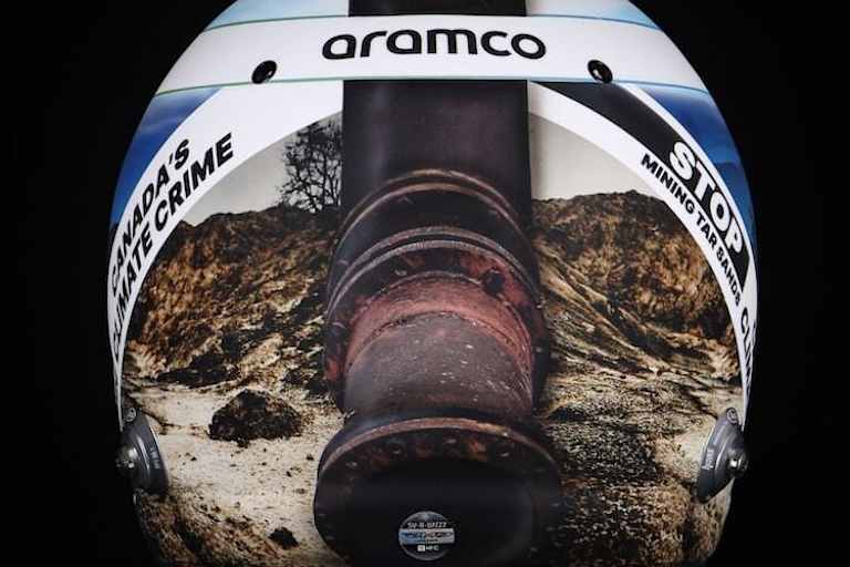 Auf dem Helm werden Umweltsünden von Kanada thematisiert