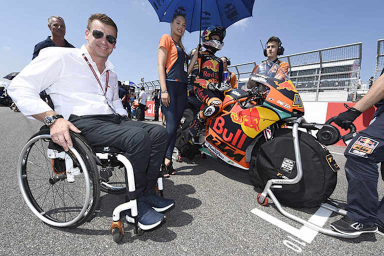 KTM-Rennchef Pit Beirer am Startplatz neben Brad Binder 