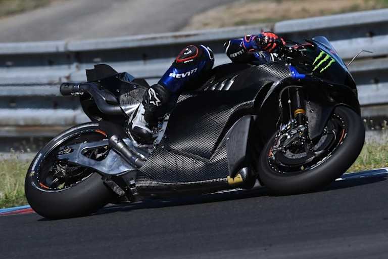 Augusto Fernandez mit dem V4-Bike von Yamaha
