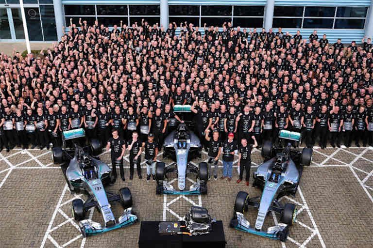 Erinnerungsfoto mit den drei Weltmeister-Autos