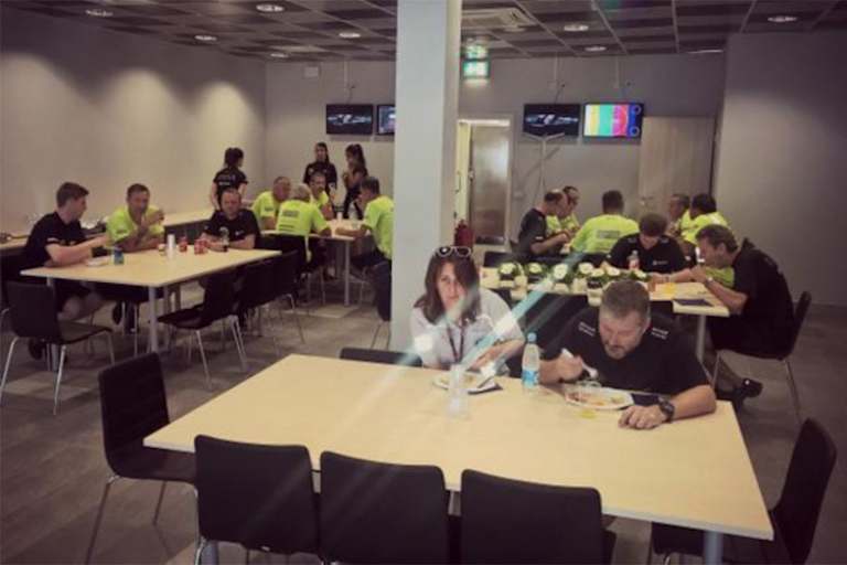 Aber Entwarnung: Die Lotus-Mechaniker müssen nicht hungern