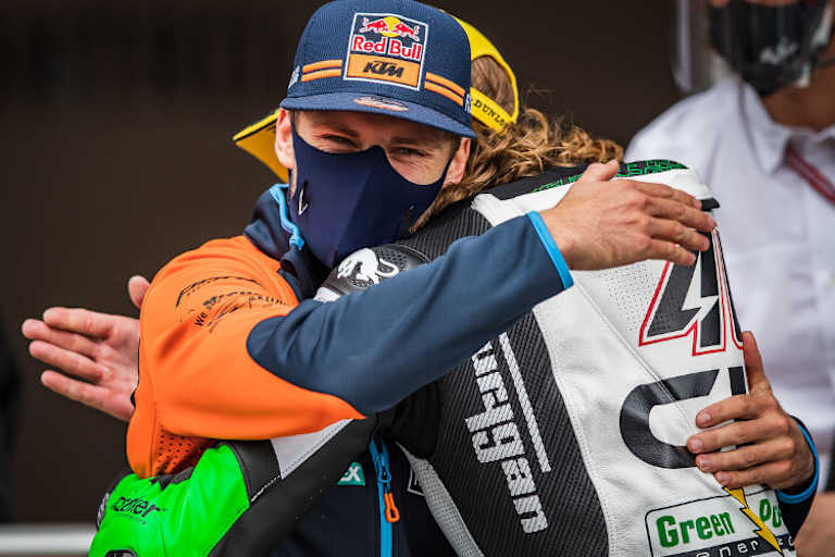 Catalunya-GP 2020: Brad gratuliert Darryn zum ersten GP-Sieg