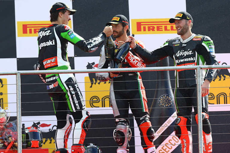 Podest in Donington: Loris Baz, Sylvain Guintoli und Tom Sykes (v.l.)