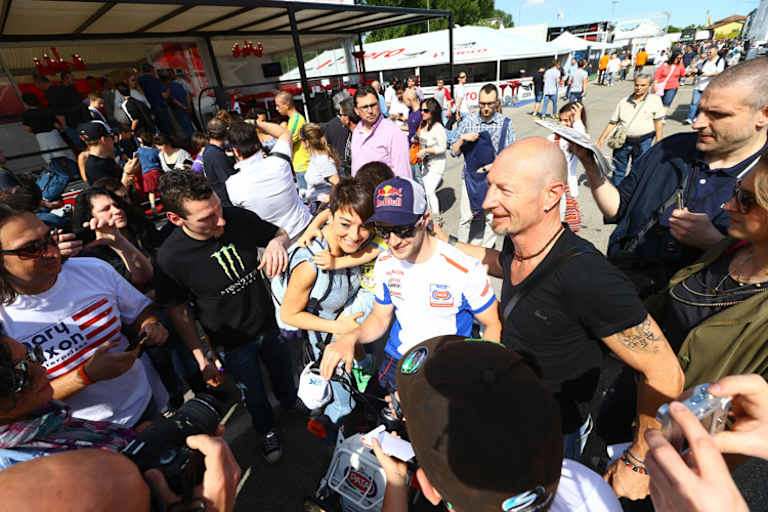Nach seinen Siegen konnte sich Jonathan Rea der Fans kaum erwehren