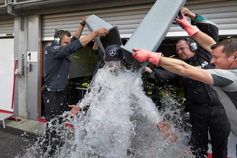 Auch Lewis Hamilton liess sich übergiessen