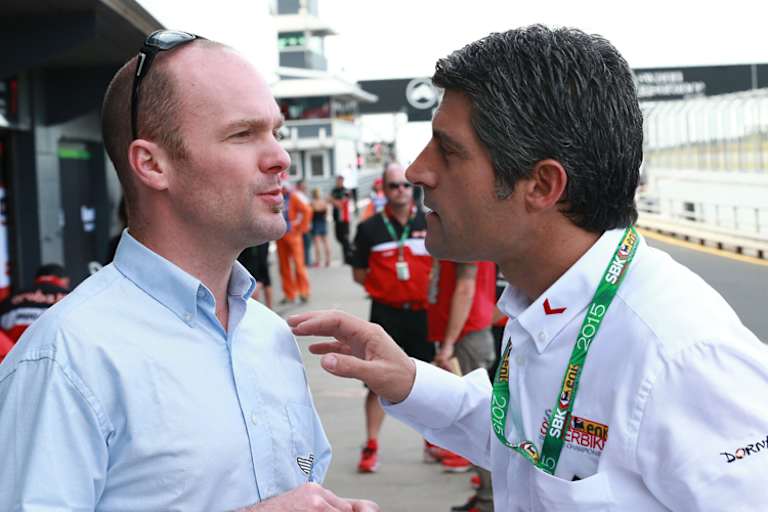 FIM-Superbike-Technikchef Scott Smart (li.) im Gespräch mit Superbike-Direktor Gregorio Lavilla von der Dorna