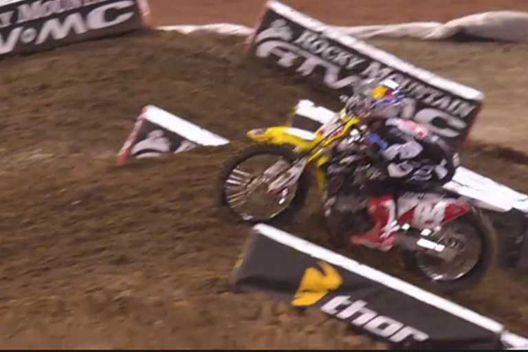 Ken Roczen setzt am Gegenhang eines Dreifachsprungs auf