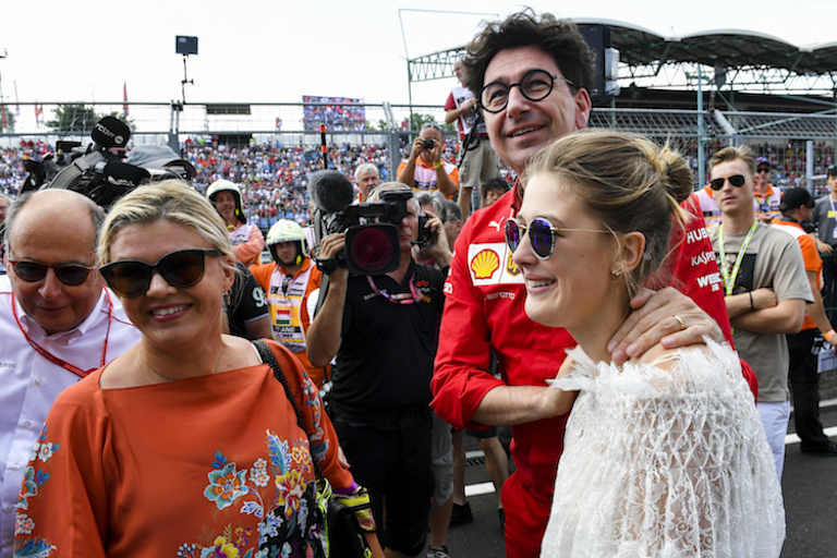 Mattia Binotto freut sich mit Corinna und Gina-Maria Schumacher