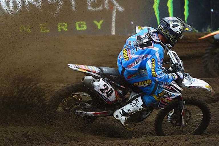 Das Rennen seines Lebens: Shaun Simpson pflügt durch den nassen Sand von Lierop